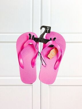 Wonder Nation Pink Flip Flops NWT Free Yellow Box Sandals Bundle Girls Size 13/1